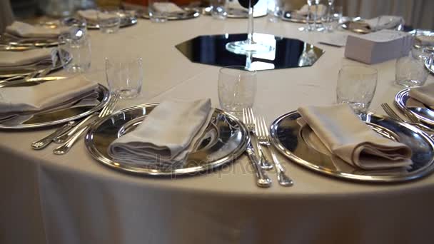 Pregătire pentru catering de nuntă, set de mese frumoase pentru o nuntă în Italia, 4K — Videoclip de stoc