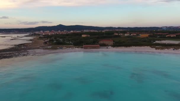 Luchtfoto schot, ongelooflijk mooie kalme zee in de zonsondergang licht met veel wolken, gefilmd met drone, 4k — Stockvideo