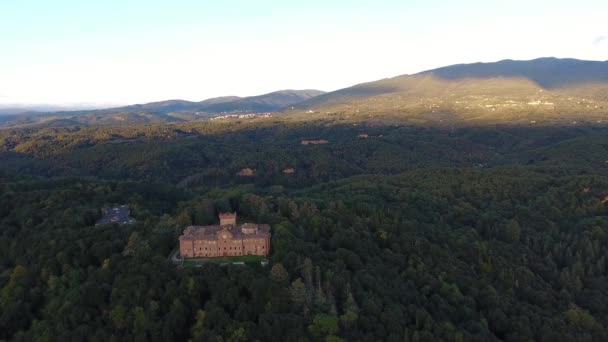 Plano aéreo, magnífico castillo sammezzano italiano, con el sol detrás, filmado con dron, 4K — Vídeos de Stock