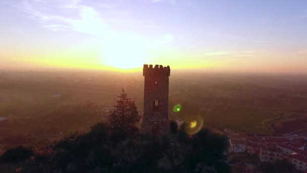 Zdjęcia lotnicze, wieży Upezzinghi na skalistym odkrywka w Włochy, Toskania, na zachodzie słońca lekkim, nakręcony z drone, 4k — Wideo stockowe