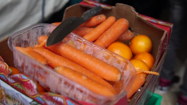 Cenouras e laranjas prontas para serem cortadas, 4K — Vídeo de Stock