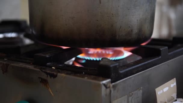 Una vieja cocina sucia con un gas encendido, enfoque selectivo, 4K — Vídeo de stock