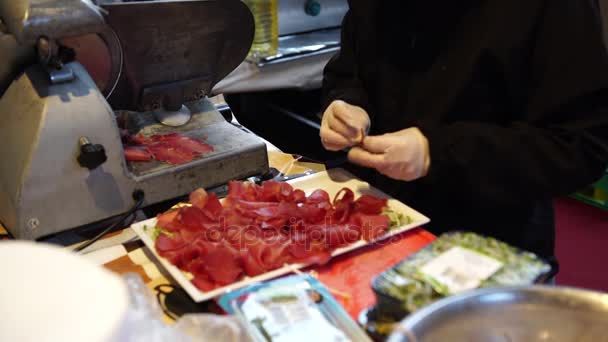 Un cocinero preparando una bandeja de bresaola para un catering de bodas, 4K — Vídeos de Stock