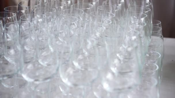 Wasser mit Zitrone und Minze und die Pyramide leerer Gläser auf dem Hochzeitscatering in Italien, 4k — Stockvideo