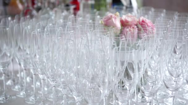 Água com limão e hortelã e flautas vazias no catering de casamento na Itália, 4K — Vídeo de Stock