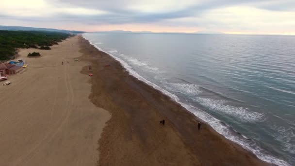 Dron, 4 k ile hava atış, sonbahar günbatımı üzerinde sakin denizde Toskana, İtalya, filme — Stok video