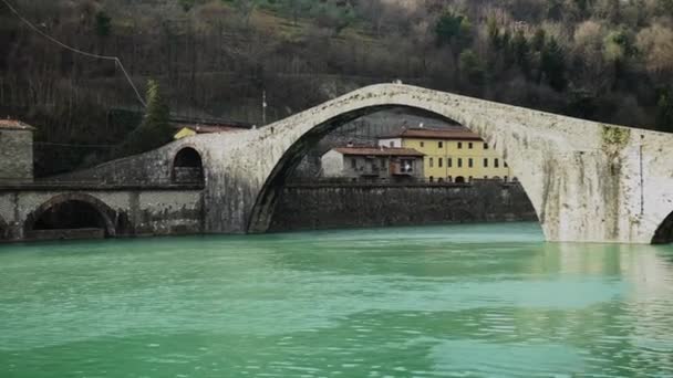 Eine berühmte magdalenische Brücke, die in Italien als Teufelsbrücke bekannt ist, 4k — Stockvideo