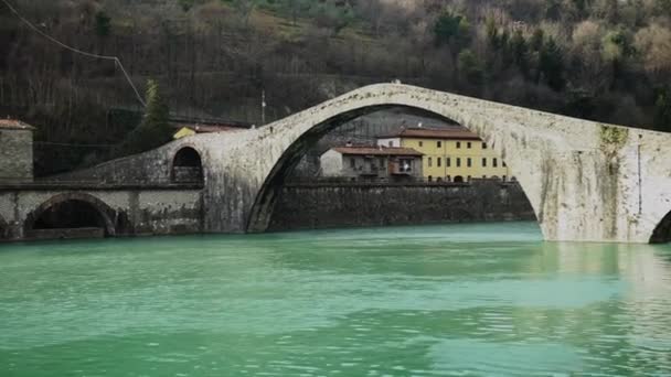 Uma famosa Ponte de Maria Madalena, conhecida como Ponte do Diabo na Itália, 4K — Vídeo de Stock