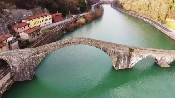 Foto aérea del famoso Puente de María Magdalena conocido como Puente del Diablo en Italia, 4K — Vídeo de stock