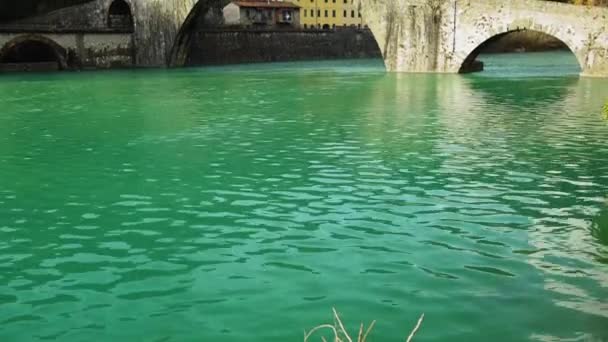 Uma famosa Ponte de Maria Madalena, conhecida como Ponte do Diabo na Itália, 4K — Vídeo de Stock