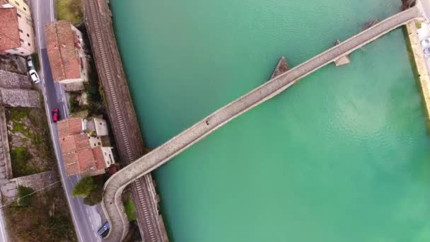 Luchtfoto van de beroemde brug van Maria Magdalena, ook bekend als de brug van de duivel in Italië, 4k — Stockvideo