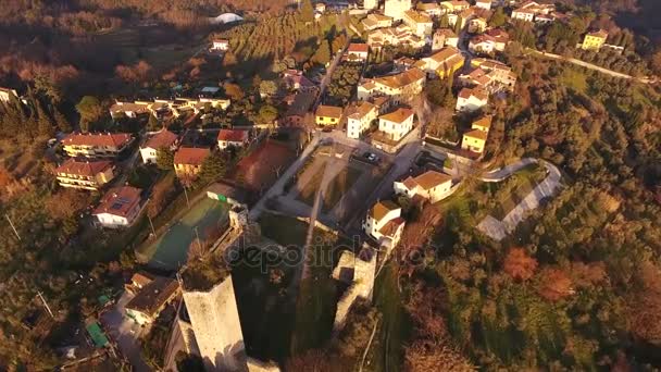 Tiro aéreo de uma antiga fortaleza ruínas na Toscana, Itália, 4K — Vídeo de Stock