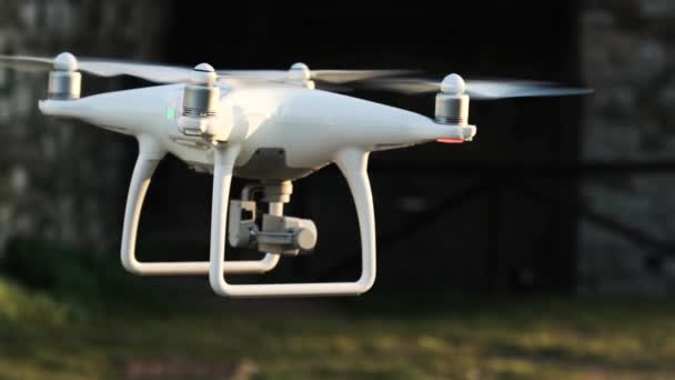 Slow motion close up vidéo d'un drone quadcopter blanc planant dans une ancienne ville italienne, HD — Video