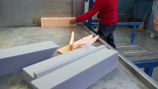 A man cutting foam rubber on the huge cutting machine, 4K — Stock Video