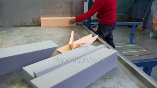 A man cutting foam rubber on the huge cutting machine, 4K — Stock Video