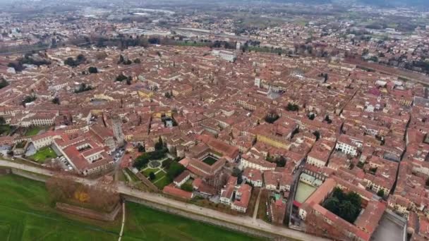 空中ショットは、イタリア、トスカーナの中心古代の町ルッカ市の美しいパノラマがドローン、4 k で撮影 — ストック動画