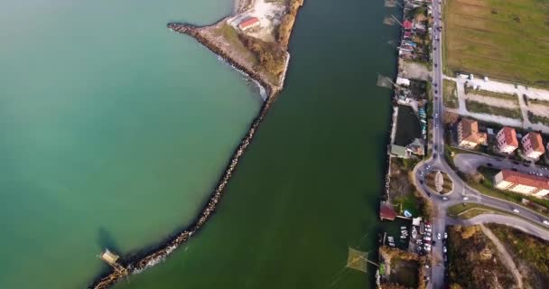 Tiro aéreo, casa de pescadores com a enorme rede em fonte dele, na Toscana, Itália, filmado com drone, 4K — Vídeo de Stock
