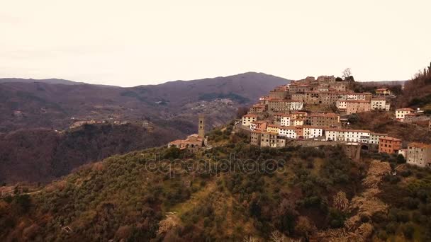 Plano aéreo, magnífico pequeño pueblo encaramado, en medio de la naturaleza, filmado con dron, 4 — Vídeos de Stock