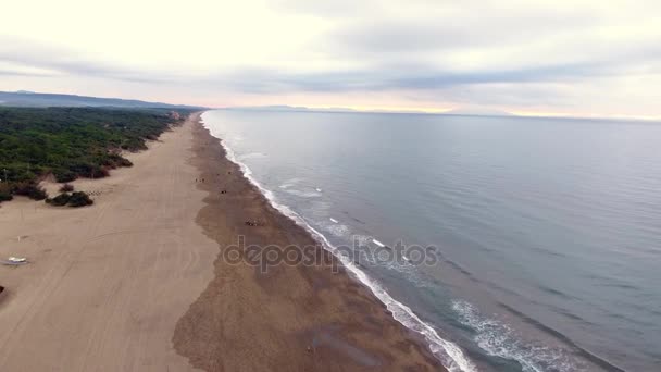 Tiro aéreo, mar calmo no outono no pôr do sol, na Toscana, Itália, filmado com drone — Vídeo de Stock