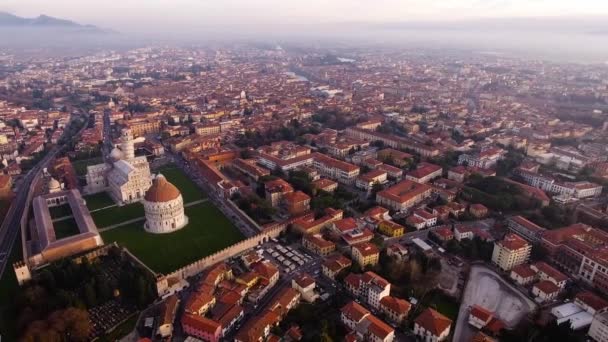 Antenne geschoten, Piazza dei Miracoli in Pisa stad in Toscane, Italië, gefilmd met drone, 4k — Stockvideo