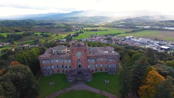 Plano aéreo, magnífico castillo italiano Sammezzano, arquitectura medieval filmada con dron, 4K — Vídeo de stock