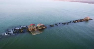 Bazı balıkçılar evleri, bir sahil ve hızlı, Toskana, İtalya, giden bir tekne drone ile filme