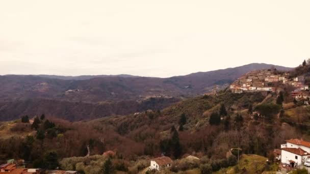 Ripresa aerea, splendida cittadina arroccata, in mezzo alla natura, filmata con drone, 4K — Video Stock