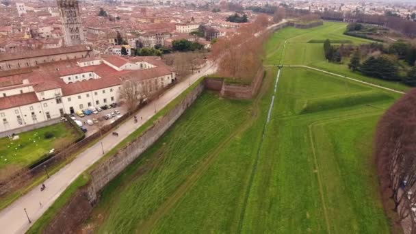 ドローンで空中ショット、トスカーナ、イタリアの真ん中に古代の町ルッカ市の美しいパノラマ撮影 — ストック動画