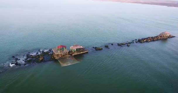 Quelques maisons de pêcheurs, une côte et un bateau allant vite, en Toscane, Italie, filmé avec drone — Video