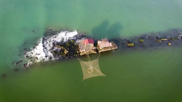 Vue aérienne, maison de pêcheurs avec l'énorme filet en fonte de celui-ci, en Toscane, Italie, filmé avec un drone — Video