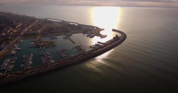 Vue aérienne, petit port au coucher du soleil d'hiver, à Pise, Toscane, Italie, filmé avec drone — Video