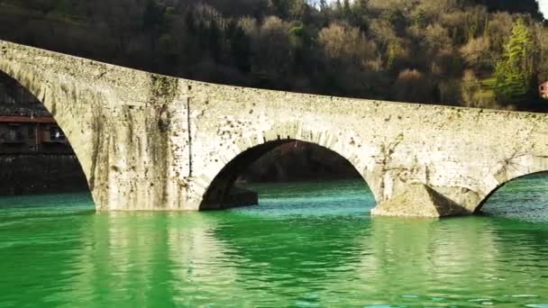 Uma famosa Ponte de Maria Madalena, conhecida como Ponte do Diabo na Itália, 4K — Vídeo de Stock