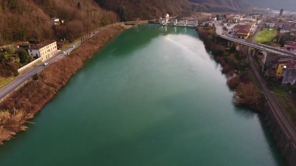 Foto aérea de un río Serchio en Italia, Toscana, con la presa y una carretera con coches, 4K — Vídeo de stock