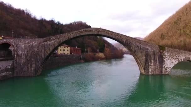 Luftaufnahme der berühmten Brücke von Maria Magdalena, die in Italien als Teufelsbrücke bekannt ist, unter der Brücke fliegend, 4k — Stockvideo
