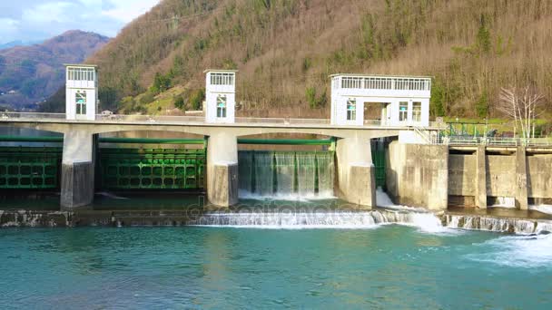 Ein geöffneter Damm am Fluss Serchio in der Toskana, Italien, 4k — Stockvideo