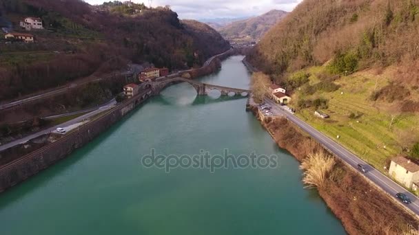 Fotografia aérea da famosa Ponte de Maria Madalena, conhecida como Ponte do Diabo na Itália, 4K — Vídeo de Stock