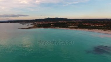 Hava atış, inanılmaz güzel sakin denizde İtalya ile lots-in bulutlar, günbatımı ışığı dron, 4 k ile filme