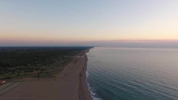 Κεραία βολή, απίστευτα όμορφη ήρεμη θάλασσα στην Ιταλία, στο φως του ηλιοβασιλέματος με πολλά σύννεφα, γυρίστηκε με drone, 4k — Αρχείο Βίντεο
