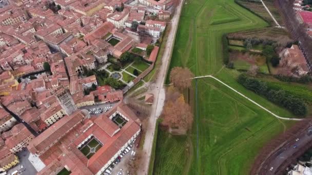 Fotografia aérea, belo panorama da cidade de Lucca, uma antiga cidade no meio da Toscana, Itália, filmado com drone — Vídeo de Stock