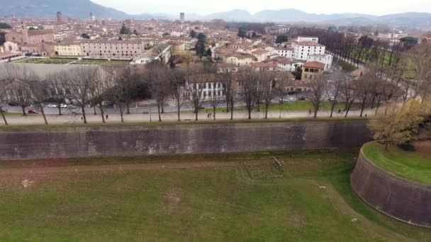 Légi felvétel, gyönyörű panoráma, Lucca városa, egy ősi város közepén, Toszkána, Olaszország, forgatták a drone — Stock videók