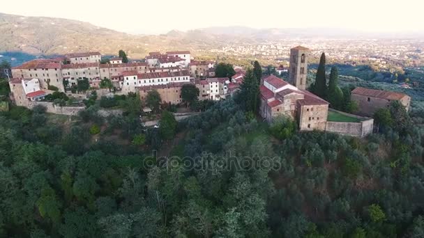 Antenn skott av en vacker liten medeltida stad på kullen i Toscana, Italien, 4k — Stockvideo