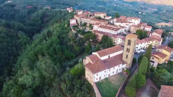 Снимок с воздуха красивого небольшого средневекового городка на холме в Тоскане, Италия, 4K — стоковое видео