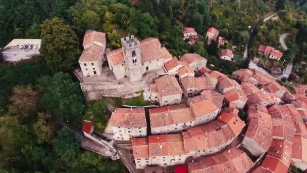 투 스 카 니, 이탈리아, 4 k에서에서 언덕에 아름 다운 작은 중세 마의 공중 탄 — 비디오