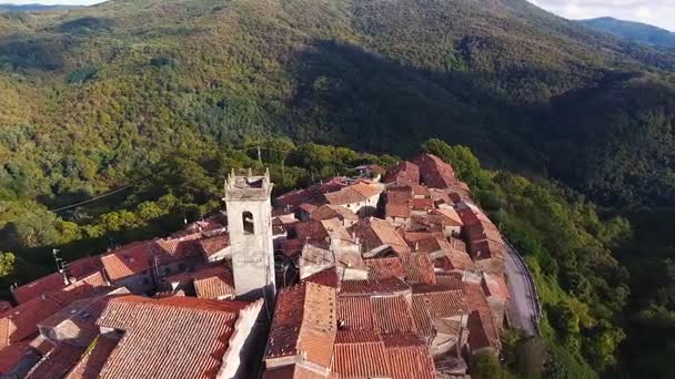 Foto aérea de una hermosa pequeña ciudad medieval en la colina en Toscana, Italia, 4K — Vídeo de stock