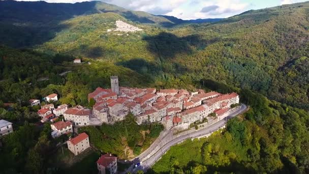 Luftaufnahme einer wunderschönen mittelalterlichen Kleinstadt auf einem Hügel in der Toskana, Italien, 4k — Stockvideo