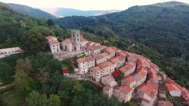 Foto aérea de una hermosa pequeña ciudad medieval en la colina en Toscana, Italia, 4K — Vídeo de stock