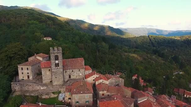 Снимок с воздуха красивого небольшого средневекового городка на холме в Тоскане, Италия, 4K — стоковое видео