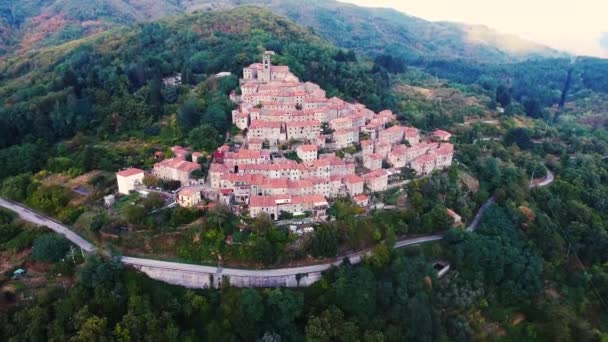 Foto aérea de una hermosa pequeña ciudad medieval en la colina en Toscana, Italia, 4K — Vídeo de stock