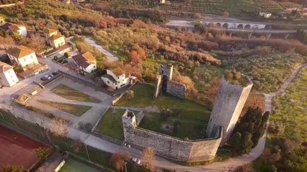 Tiro aéreo de uma antiga fortaleza ruínas na Toscana, Itália, 4K — Vídeo de Stock