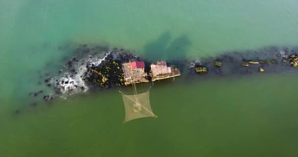 Aerial shot, casa di pescatori con l'enorme rete in font di esso, in Toscana, Italia, filmato con drone — Video Stock